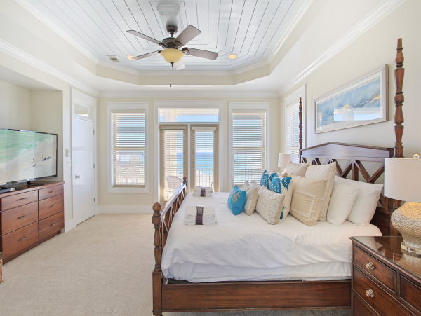 Luxury Beach Vacation Home wit Large Pool & Upscale Decor